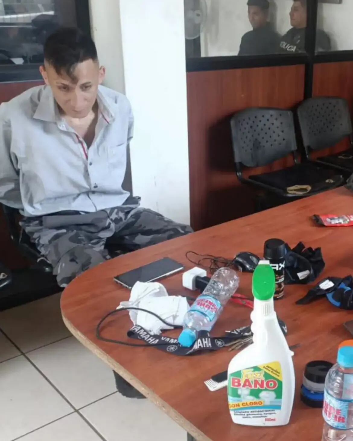 Falso policía galán de Ecuador. (Redes sociales)