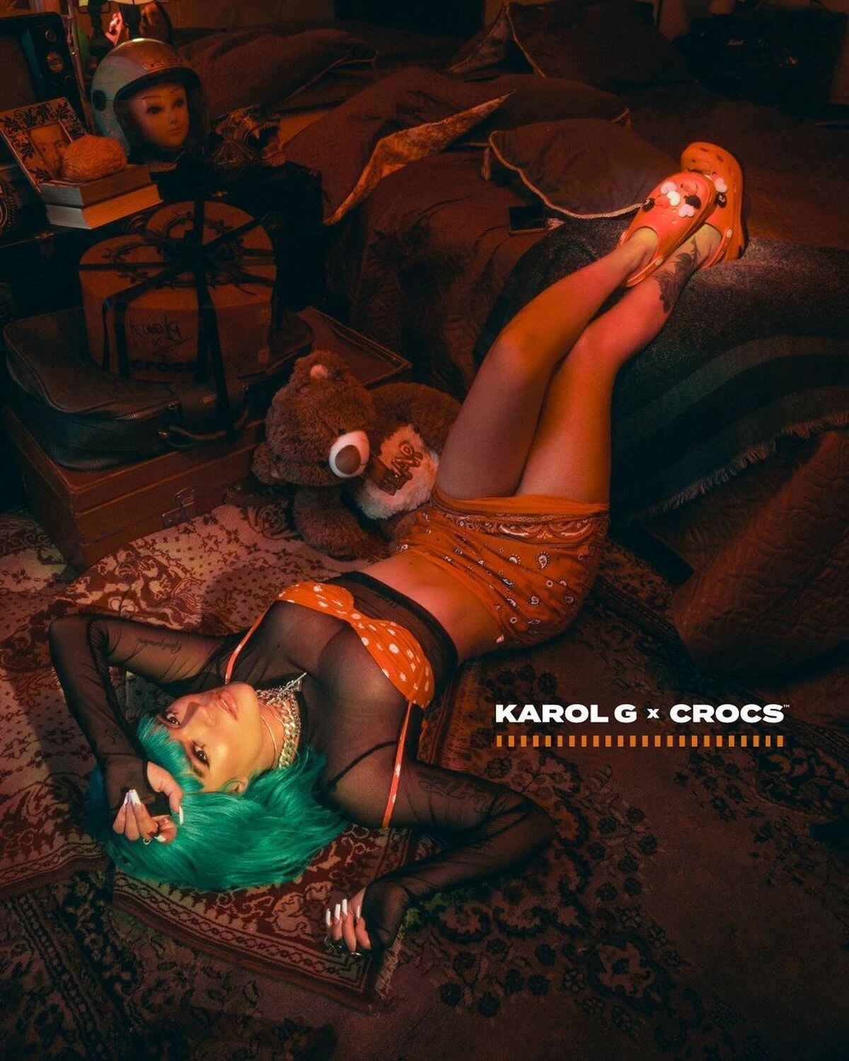 La cantante urbana luciendo sus crocs rojos que prometen convertirse en tendencia (Foto: Karol G / Instagram)