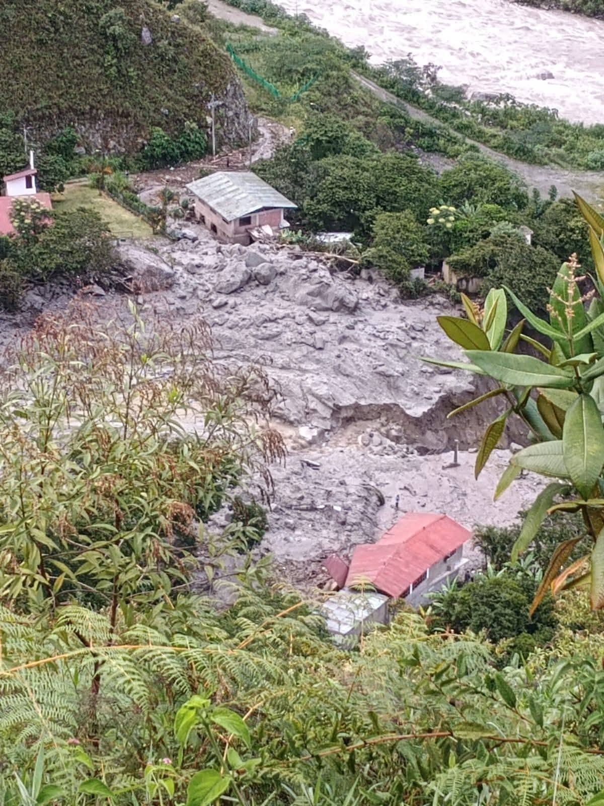 Se reportaron dos fallecidos por huaico en el distrito de Machu Picchu, con afectación a viviendas, hospedaje, templo. (Difusión)