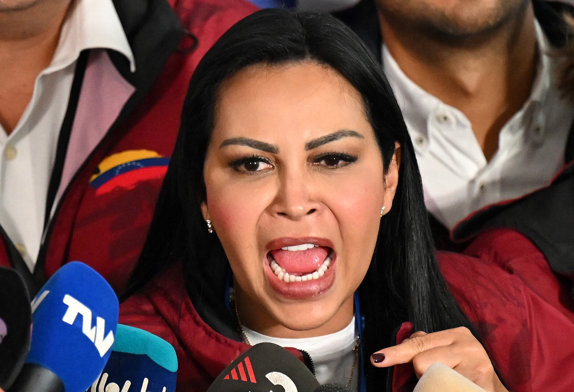 Delsa Solórzano, líder del partido opositor Encuentro Ciudadano, habla con los medios mientras espera los resultados de las elecciones presidenciales en Venezuela el 28 de julio del 2024. (Foto de RAÚL ARBOLEDA / AFP).
