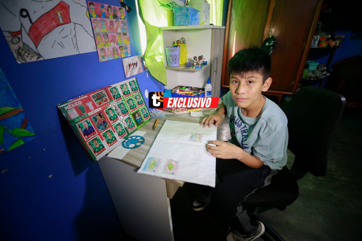 Con creatividad, paciencia y mucho amor por el fútbol, Mathías Flores, de 11 años, decidió elaborar su propio álbum del Mundial cuando descubrió que no podía comprar el original. Foto: César Bueno.