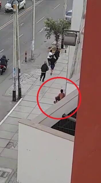 Cinco delincuentes se abalanzaron sobre un hombre y le robaron no solo billetera y celular, sino que además, camisa y zapatos.