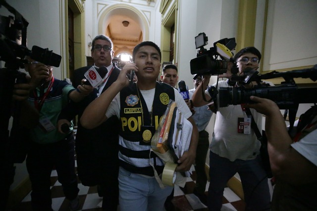 Agentes de la Fiscalía y de la Dirección de trata de personas llegaron hasta la sede del Congreso para recabar información en torno a la investigación por la presunta red de prostitución instaurada en el Palacio Legislativo. Foto: César Bueno @photo.gec