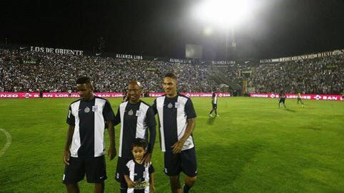 Alianza Lima jugó en el 'Día del Hincha Blanquiazul' con el escudo de Chapecoense. Foto: Archivo.