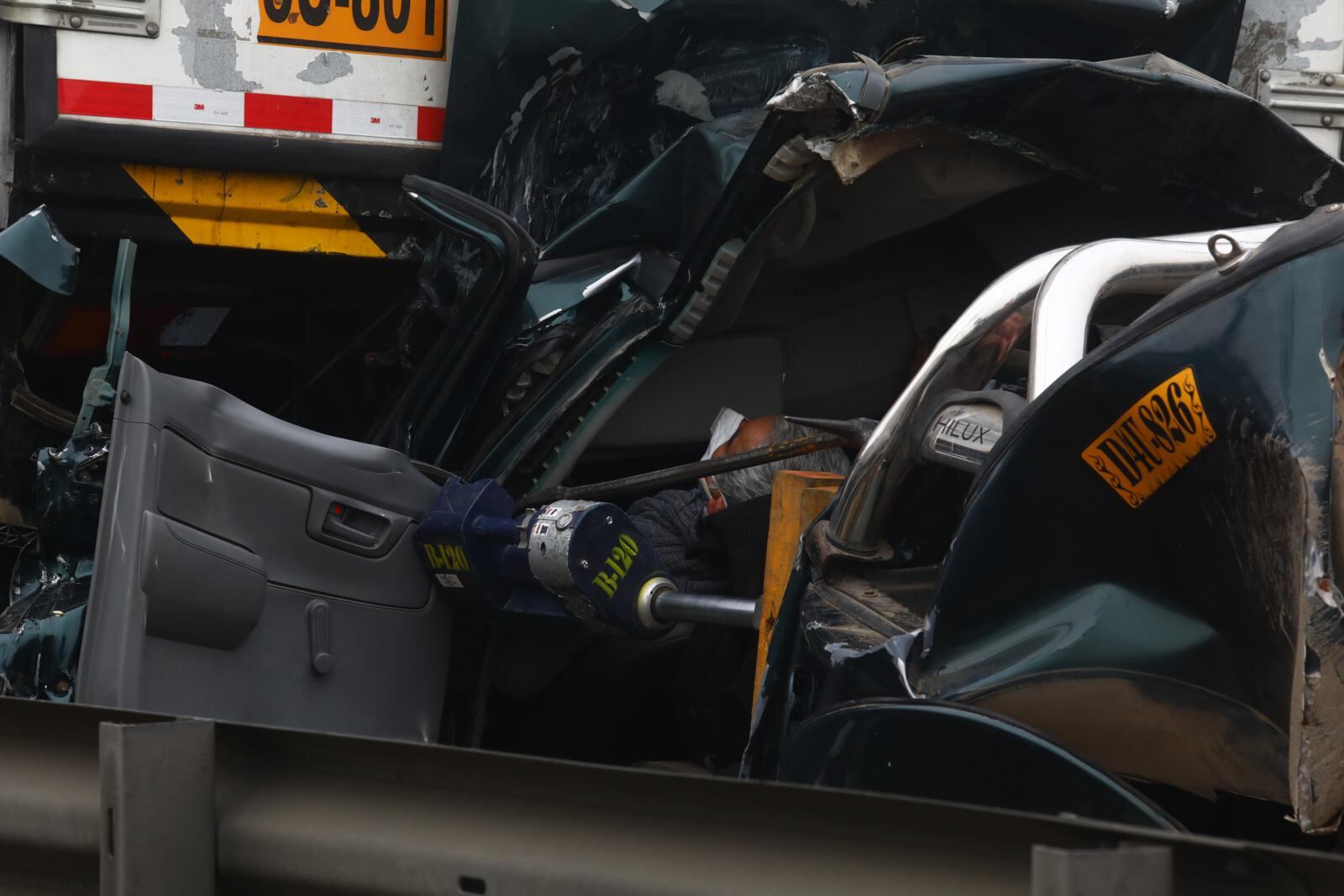 Chofer estuvo atrapado cuatro horas dentro de su vehículo. | Foto: Gonzalo Córdova
