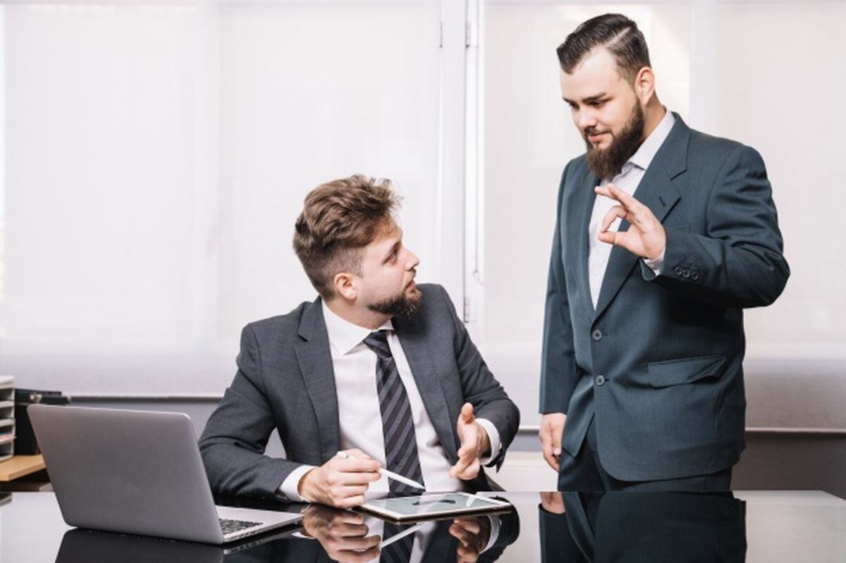 Para hablar de un aumento de sueldo se requiere un respaldo con documentos para demostrar por qué lo mereces (Foto: Freepik)