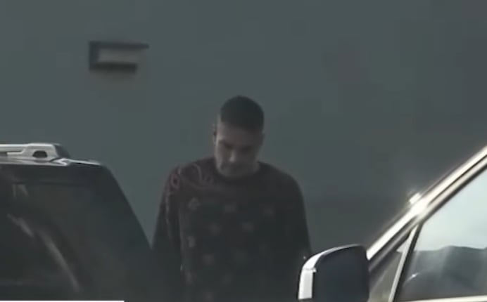 Paolo Guerrero saliendo del departamento de Ana Paula Consorte. (Amor y Fuego)