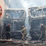 Incendio consume 15 buses de transporte público en una cochera de Ate