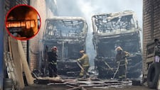 Incendio consume 15 buses de transporte público en una cochera de Ate