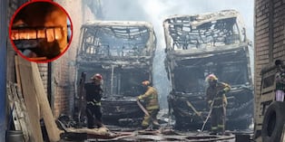 Incendio consume 15 buses de transporte público en una cochera de Ate