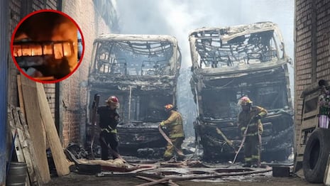 Incendio consume 15 buses de transporte público en una cochera de Ate