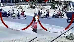 Tragedia en las pistas: motociclista a excesiva velocidad arrolla a dos escolares