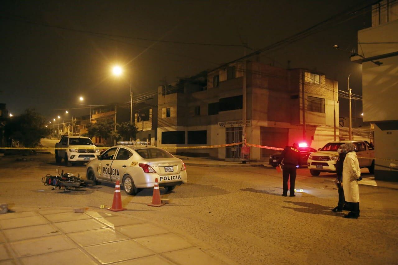 A pesar de sus graves heridas de bala, los policías Miguel Segundo Huaraya y José Gonzales Alarcón, ambos de la comisaría de José Gálvez, atraparon al asaltante venezolano Víctor Alejandro Hernández Vitriago (23). (foto. César Grados/GEC)