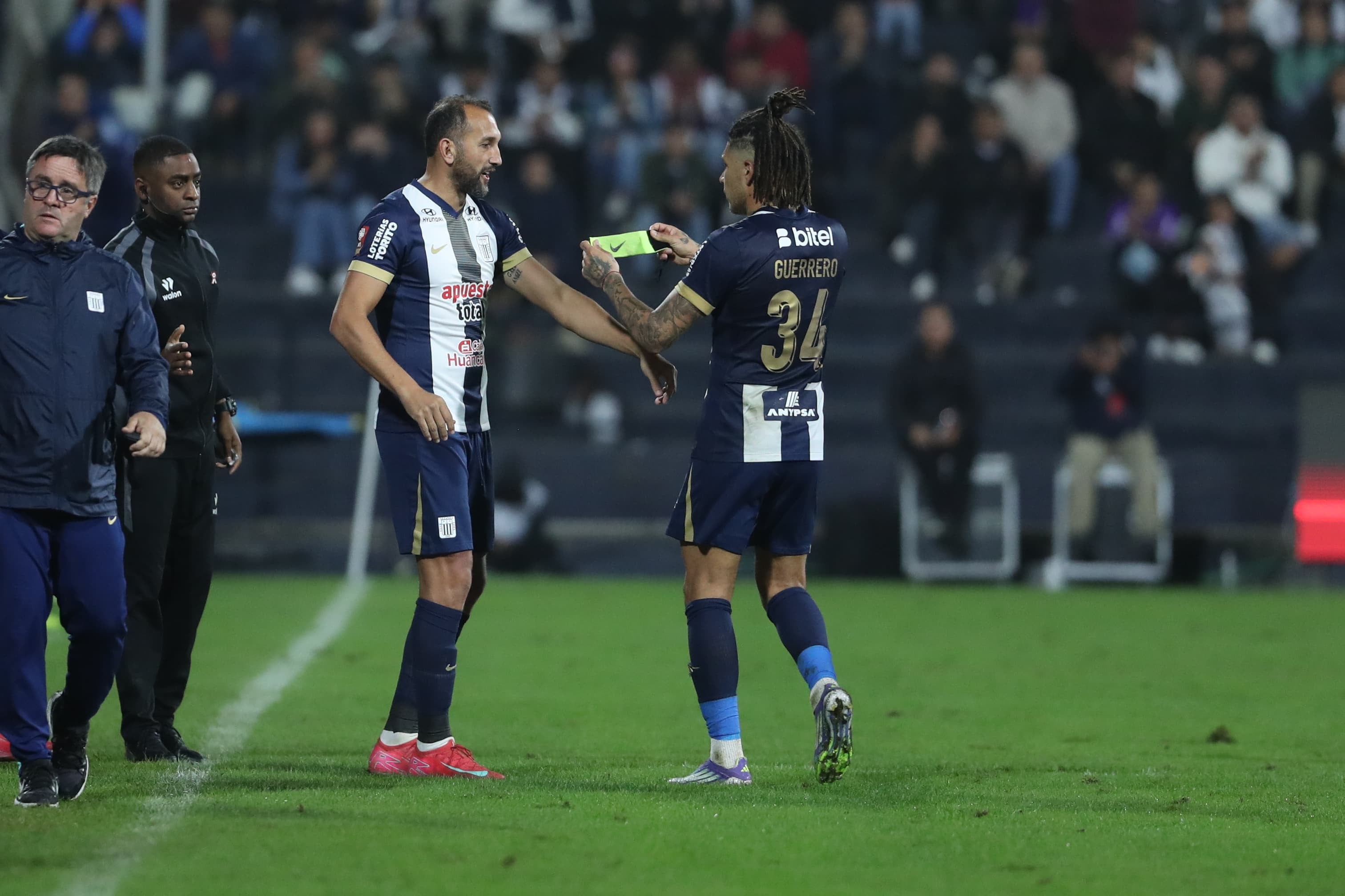 Hernán Barcos recibe cinta de capitán de Paolo Guerrero
(Fernando Sangama @gec)