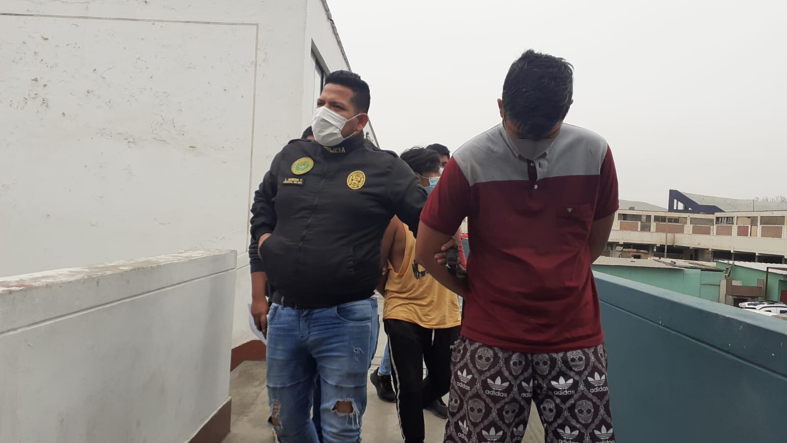El venezolano Edwar Alexander Hernández Sandoval (33) y Xander Pacaya Sinuiri (18), que serían de la banda 'Los Feroces del Morro Solar', fueron atrapados en un cerro, cuando fugaban corriendo tras asaltar a mano armada a ocho ciclistas, a quienes atacaron a golpes para robarles sus pertenencias, en Chorrillos. (foto: TROME)