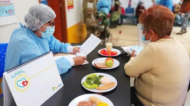 Es necesario que los padres incluyan bebidas y alimentos saludables en las loncheras de sus hijos mientras se encuentren en el periodo de clases. Foto: Minsa