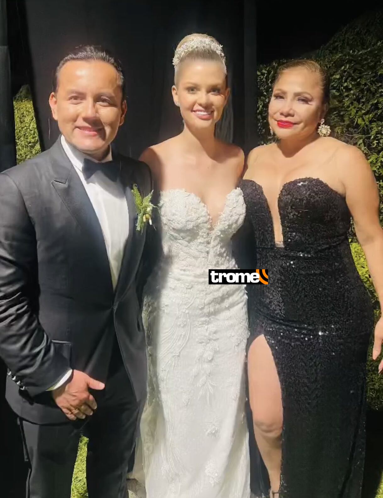 Los novios junto a la cantante Marisol.