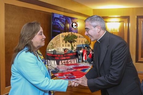 Dina Boluarte llegó a Roma para misa del papa León XIV, pero fue recibida con protestas