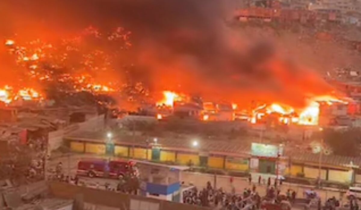 El incendio se originó en almacén clandestino de pirotécnicos. Foto: captura