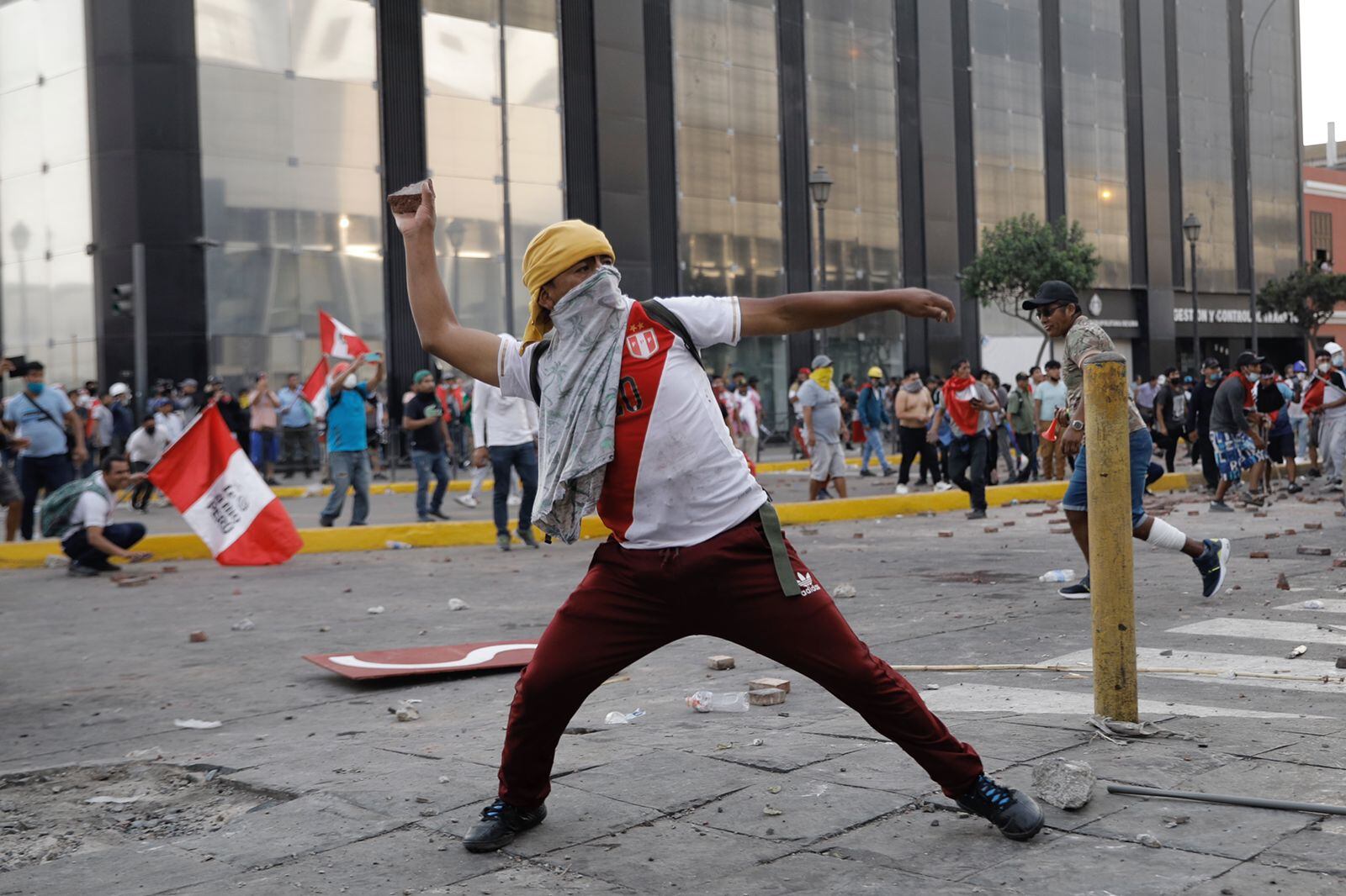Un vándalo lanza piedras contra agentes de la Policía en el Centro de Lima. (Foto: GEC)