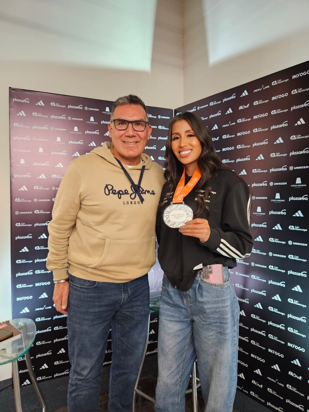 Kimberly García con el autor de la nota y la medalla de plata que obtuvo en Budapest.