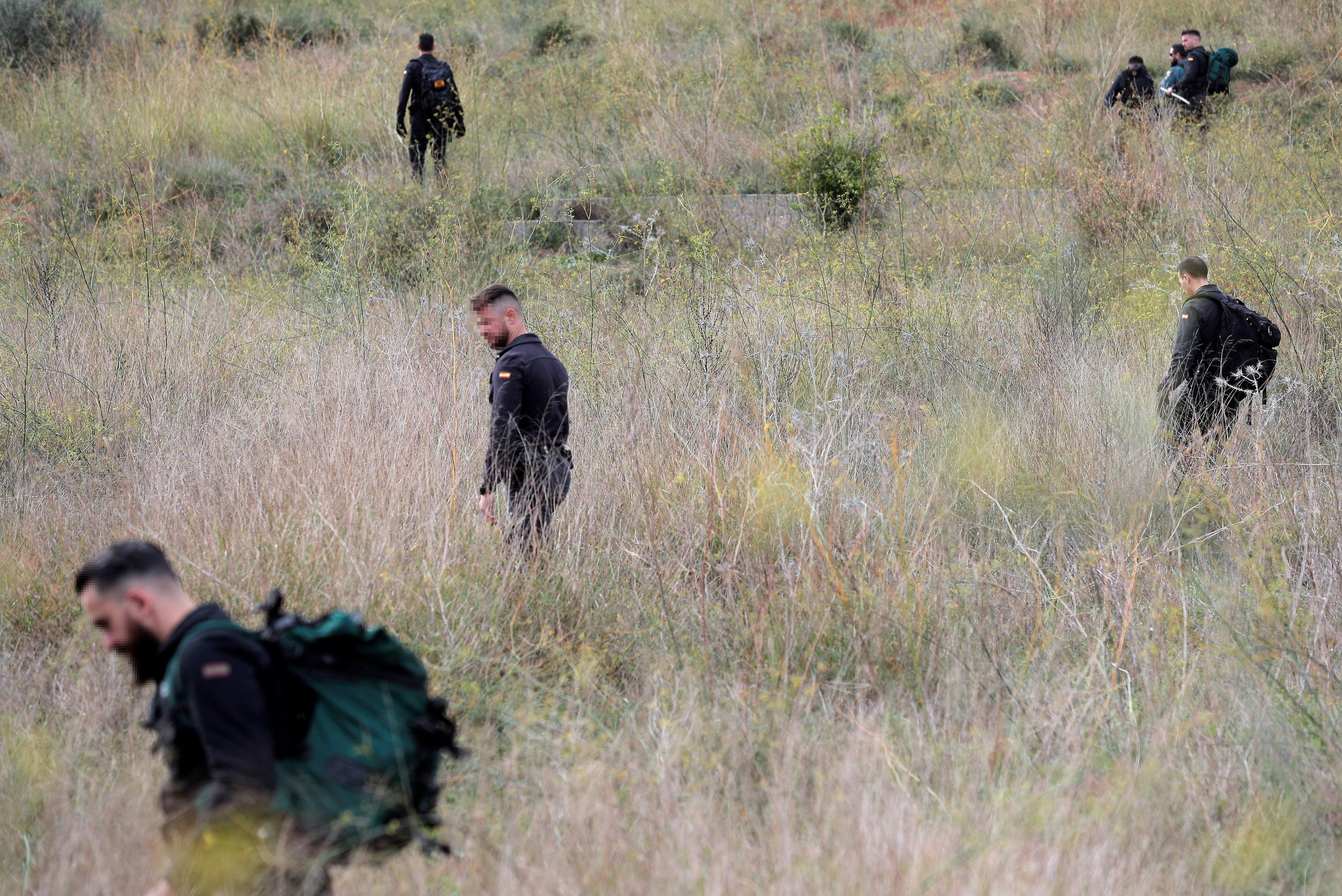Miembros de la Guardia Civil realizan las labores de búsqueda de la joven Marta Calvo en los alrededores de la localidad valenciana de Manuel. (Foto: EFE)