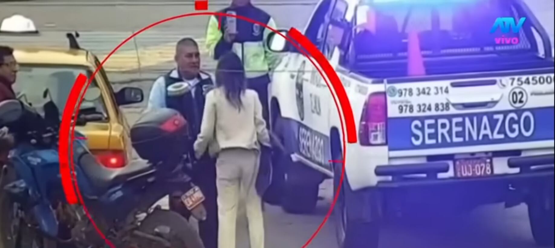 Mujer escupe, insulta y agrede a serenos por negarse a pagar a taxista. (Foto: ATV)