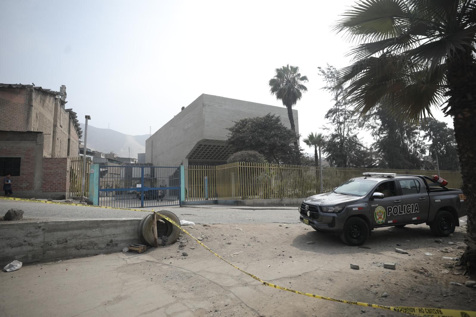 Delincuentes ingresaron y fugaron por la puerta número 6 del club metropolitano. | Foto: Britanie Arroyo / Diario Trome