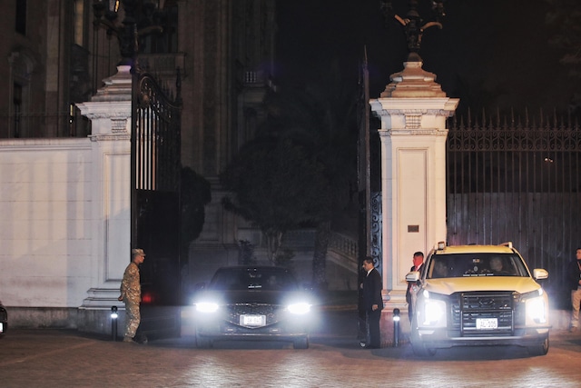 Dina Boluarte y su gabinete de ministros se retiran de palacio luego que el congreso aprobará su vacancia.
Foto: Joel Alonso @photo.gec