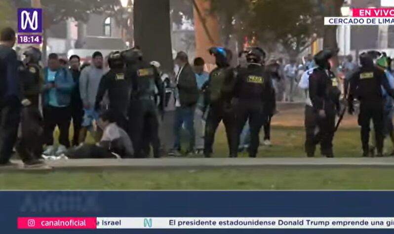 Policías controlaron enfrentamiento entre barristas de Sporting Cristal y de Universitario.