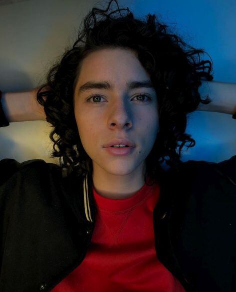 El actor acaba de cumplir 17 años y espera algún día volver a trabajar con sus compañeros de Sin senos sí hay paraíso (Foto: Instagram / Esteban Díaz)