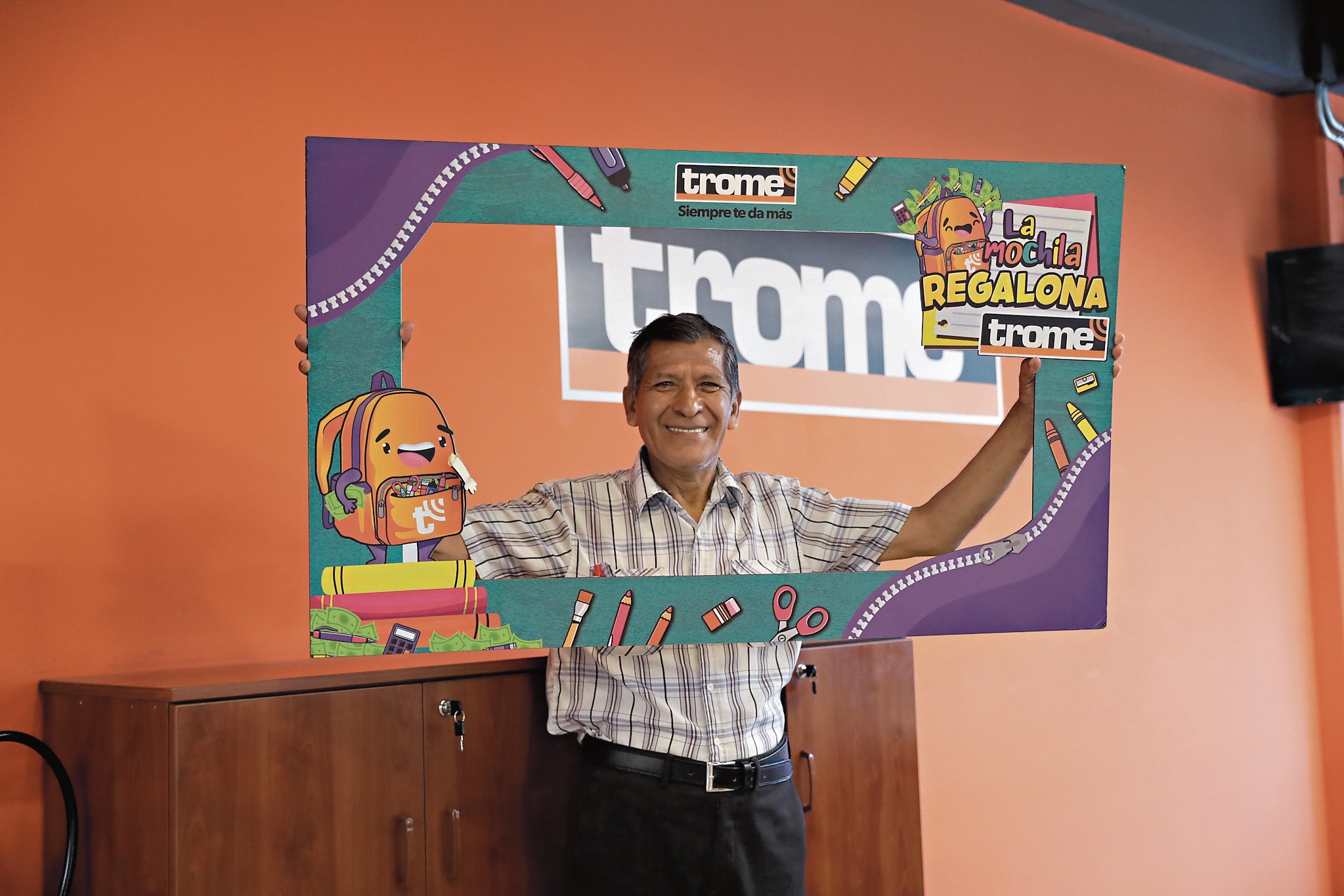 Jubilado bromea que sus yernos le ‘piden préstado’ y afirma que Trome ‘sí cumple’. (Foto: Hugo Pérez)