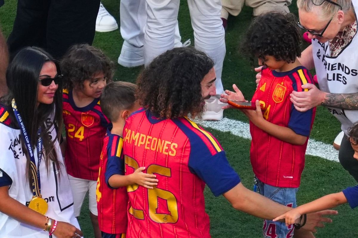 Marc Cucurella festeja título mundial con sus hijos en el campo del MetLife (Foto: Getty Images)