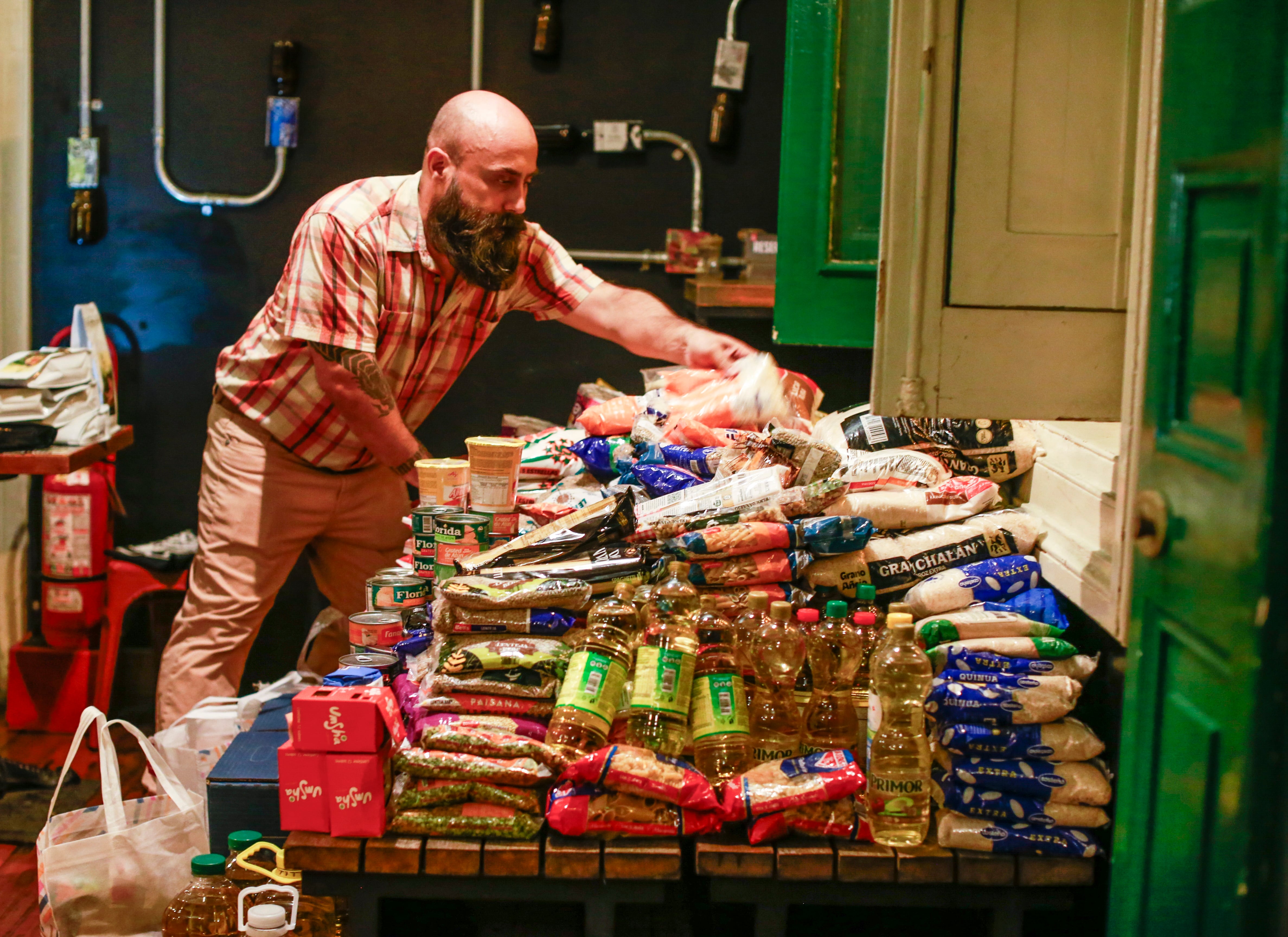 Cada participante tenía que llegar con alimentos no perecibles. Foto: César Bueno
