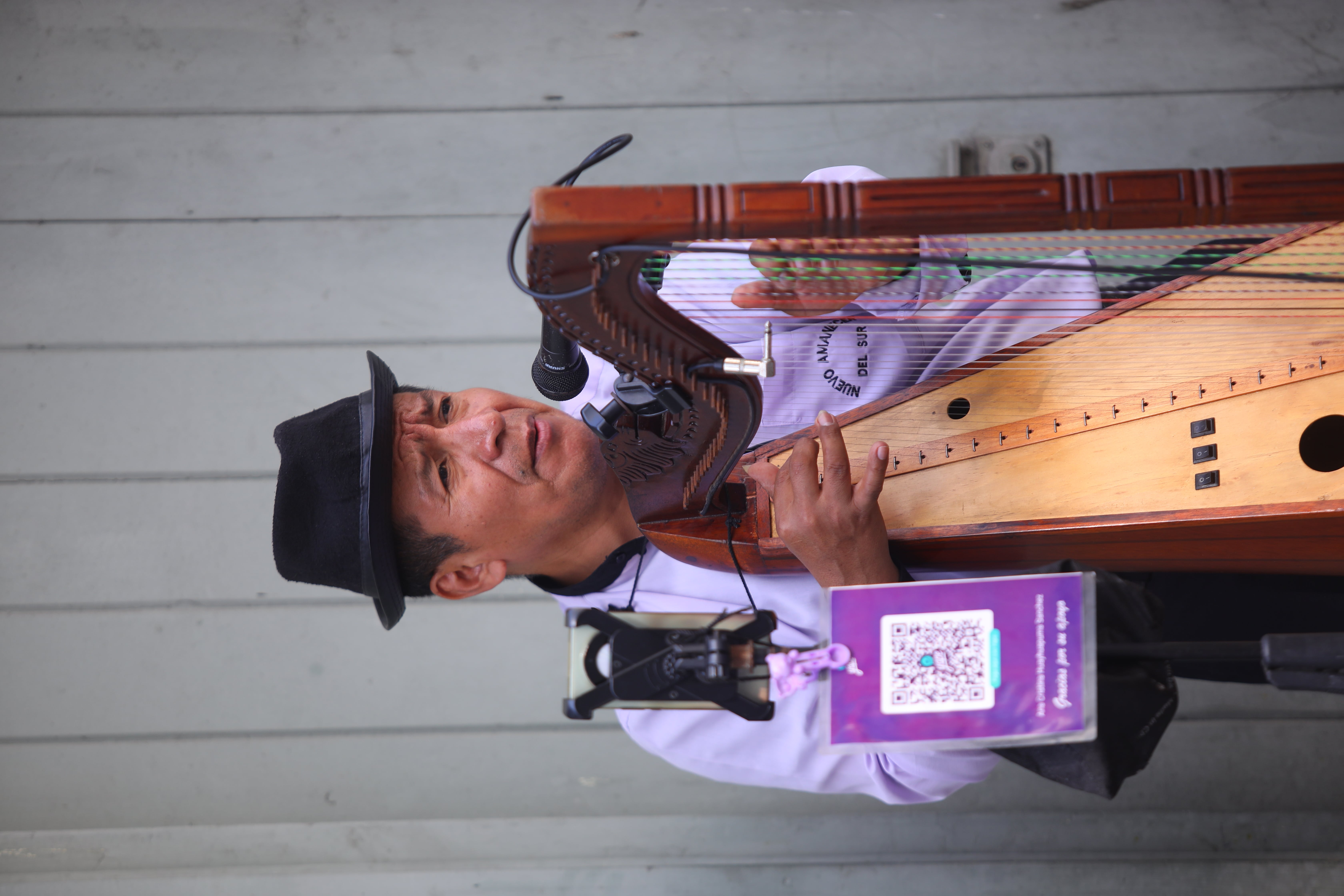 ‘Luchito del Arpa’ encontró en las calles de Lima el escenario para compartir su música y mantener vivo su gran sueño. Foto: Antonio Melgarejo.
