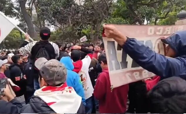 Hinchas de Universitario se congregaron afuera de la Sunat. (RPP)