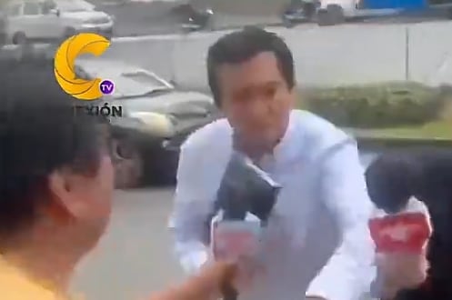 Óscar Custodio enfrenta a la prensa y agrede a periodista al llegar a Fiscalía por caso Naldy Saldaña.