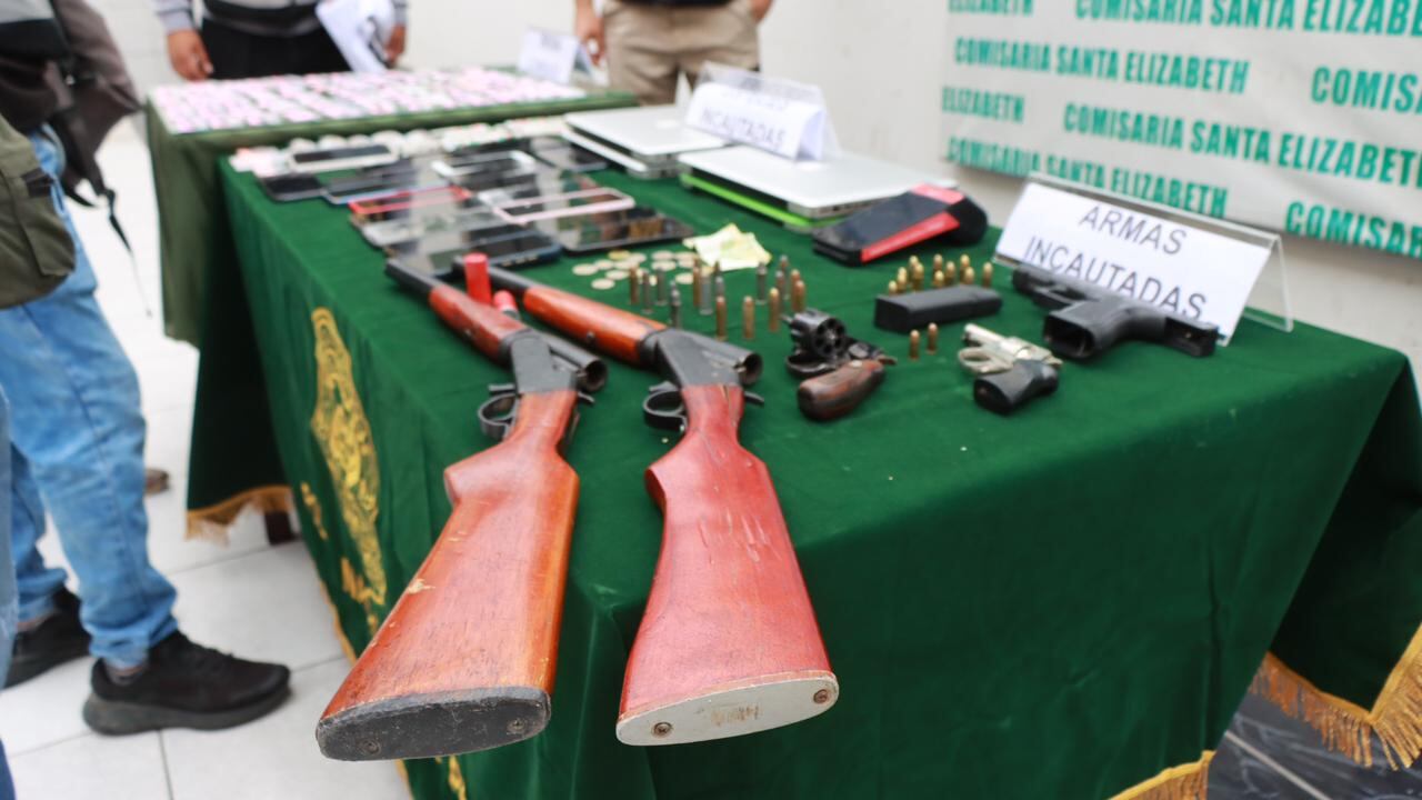 Armas de corto y largo alcance fueron incautados por la Policía en los baños de discoteca de San Juan de Lurigancho. | Foto: Policía Nacional del Perú