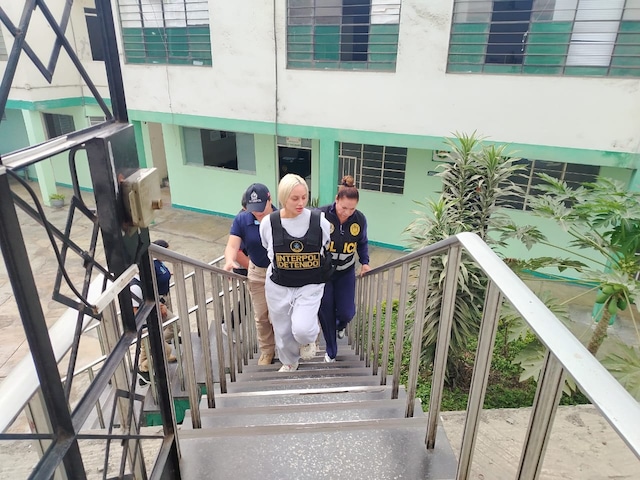 Nadeska Wuidausky ingresa bajo custodia policial a la sede de Interpol Lima. Foto: PNP