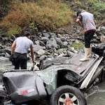 ¡Tragedia en Puno! Camioneta se despista, cae a abismo, termina en río y mueren 3 pasajeros
