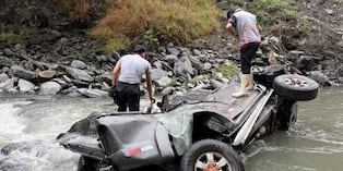 ¡Tragedia en Puno! Camioneta se despista, cae a abismo, termina en río y mueren 3 pasajeros