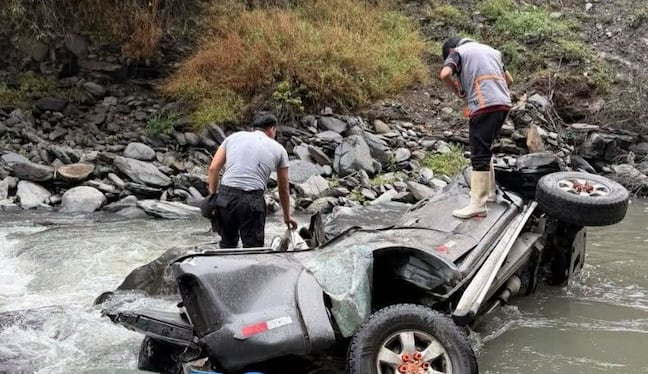 ¡Tragedia en Puno! Camioneta se despista, cae a abismo, termina en río y mueren 3 pasajeros