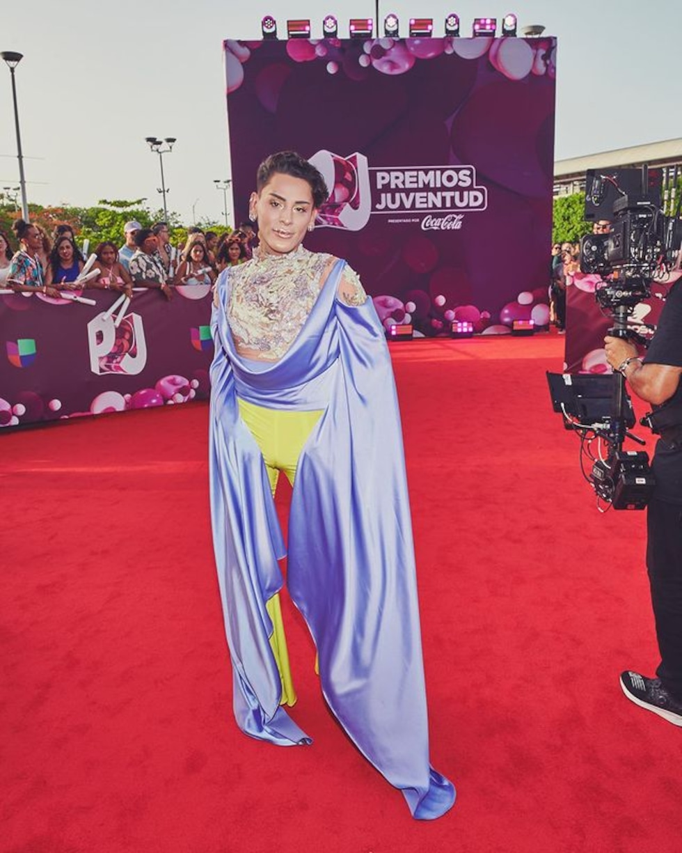 El tiktoker arriesgó con un atuendo que se robó las miradas. (Foto: @premiosjuventud).