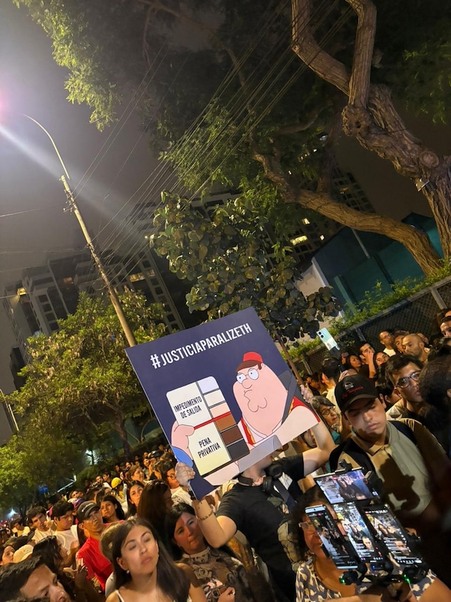 Vecinos y otras personas se congregaron en Camino Real para honrar a la campeona de buceo. (Fotos: Lady Gamarra)