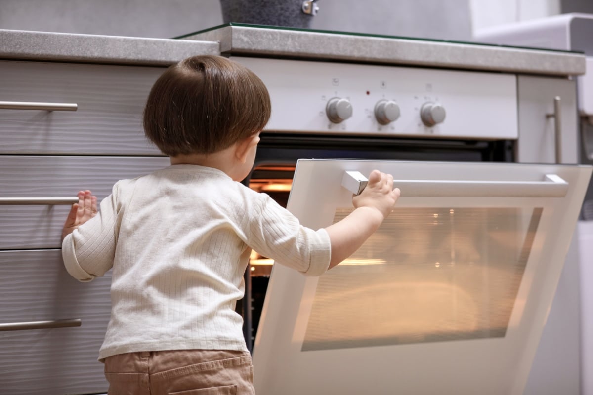 Es clave que los menores de tres años estén siempre vigilados, especialmente cuando se encuentran en la cocina. Foto: iStock.