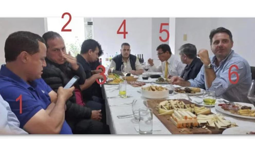 Alfaro Alvarado (1), Jorge Hernández Fernández (4) y el empresario español Sergio Castellanos (6) son algunos de los que aparecen en reveladora imagen.
