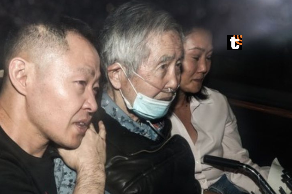 Alberto Fujimori abandonó el penal de Barbadillo con un balón de oxigeno. Foto: EFE.