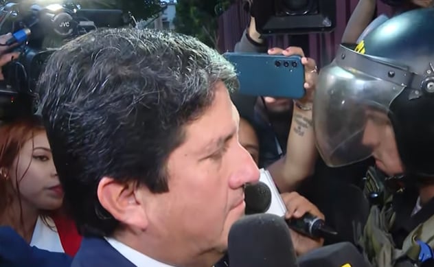 Abogado de Piero Corvetto llega tras allanamiento a su vivienda en Miraflores