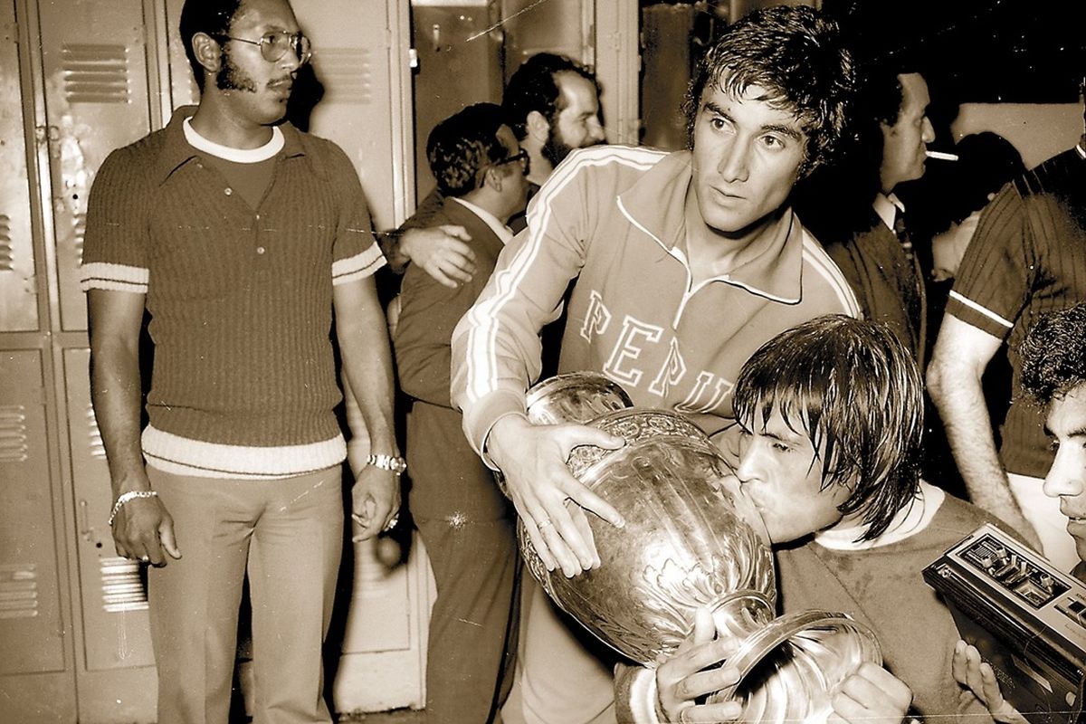 "Dámela un ratito, Cholo", le parece decir Juan Carlos Oblitas a Hugo Sotil. (Foto: Archivo Histórico El Comercio)