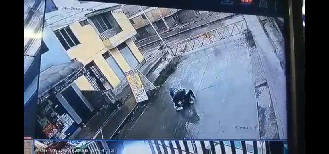 Tras la agresión, el 'raquetero' se fue encima de la víctima para quitarle el teléfono. (Paso 4) | Reproducción de vídeo